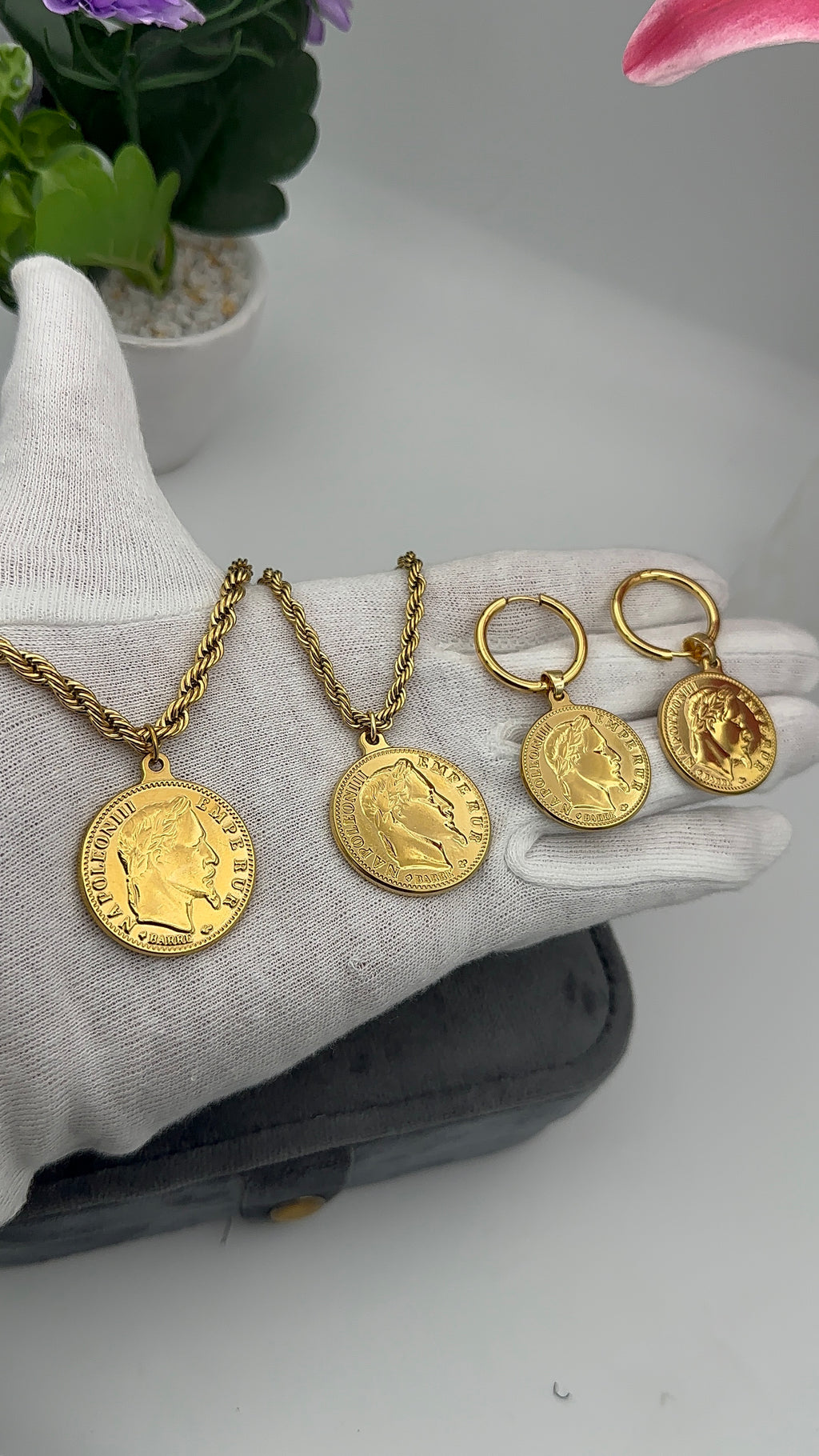 ب 3900 دج فقط : طقم ثلاث قطع + علبة هدية مجانا🎁 + حلقات بوكل هدية ✨و التوصيل الى باب المنزل مجاني