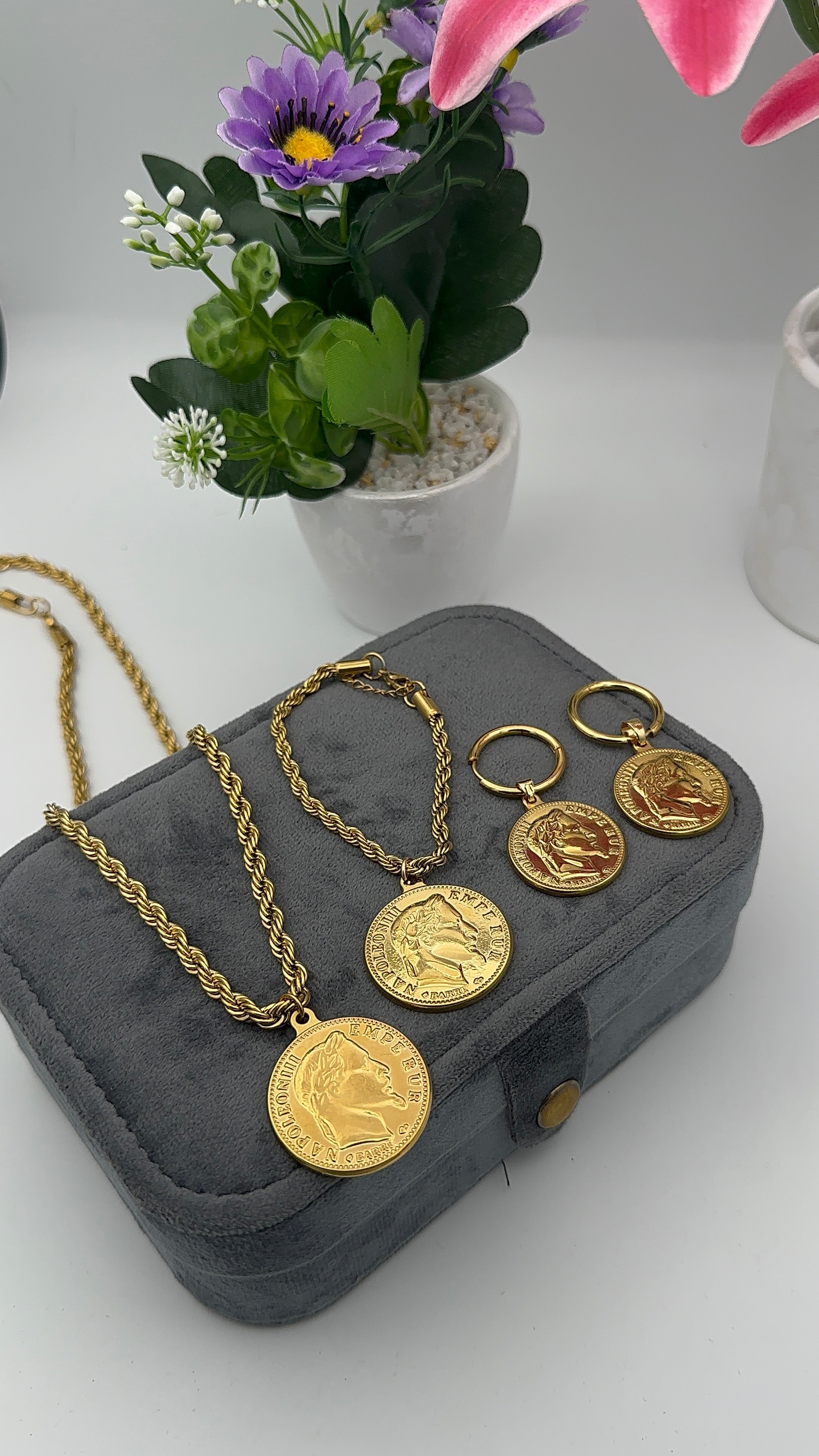 ب 3900 دج فقط : طقم ثلاث قطع + علبة هدية مجانا🎁 + حلقات بوكل هدية ✨و التوصيل الى باب المنزل مجاني