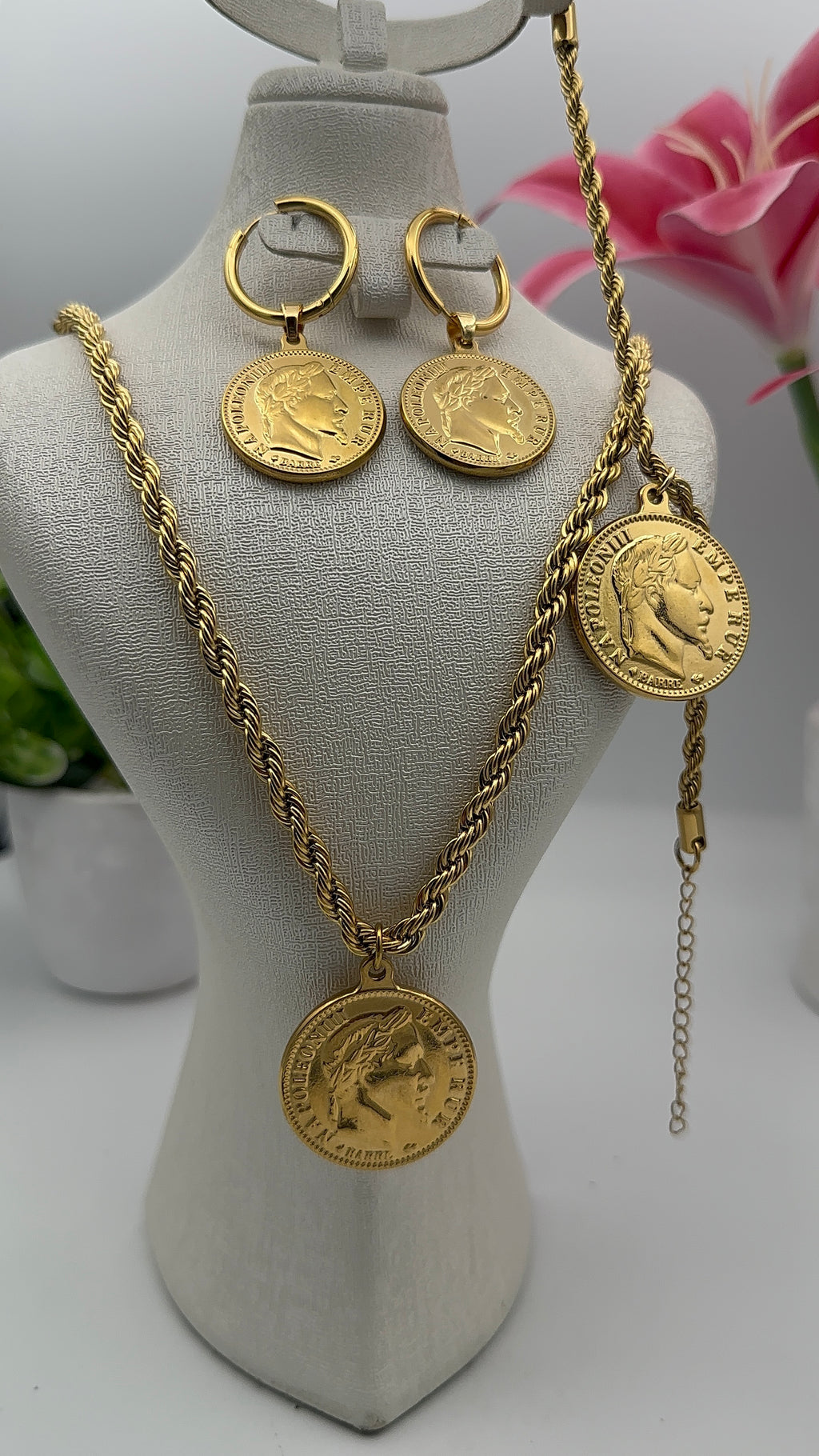 ب 3900 دج فقط : طقم ثلاث قطع + علبة هدية مجانا🎁 + حلقات بوكل هدية ✨و التوصيل الى باب المنزل مجاني