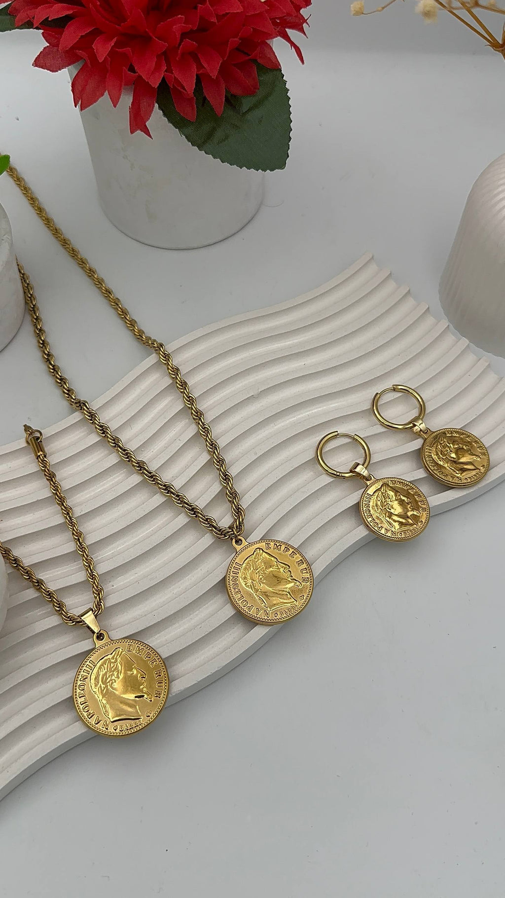 ب 3900 دج فقط : طقم ثلاث قطع + علبة هدية مجانا🎁 + حلقات بوكل هدية ✨و التوصيل الى باب المنزل مجاني