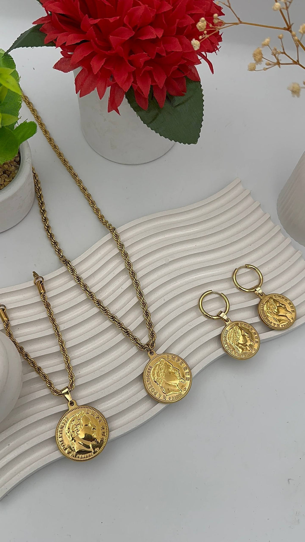 ب 3900 دج فقط : طقم ثلاث قطع + علبة هدية مجانا🎁 + حلقات بوكل هدية ✨و التوصيل الى باب المنزل مجاني